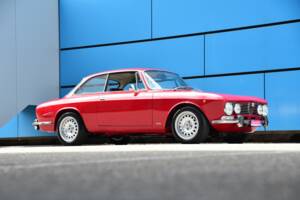 Image 6/17 of Alfa Romeo 2000 GT Veloce (1972)