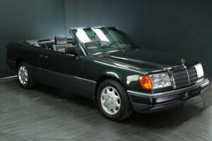 Imagen 8/30 de Mercedes-Benz 300 CE-24 (1993)