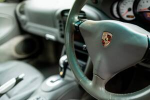 Image 16/50 of Porsche 911 Carrera 4S (2002)