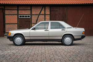 Image 10/77 de Mercedes-Benz 190 E 2.3 (1988)