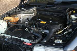 Image 30/50 of Mercedes-Benz 200 E (1992)
