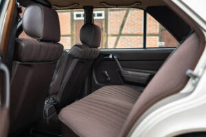 Image 37/77 de Mercedes-Benz 190 E 2.3 (1988)
