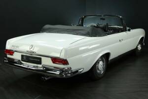 Image 2/30 of Mercedes-Benz 250 SE (1966)