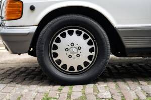Image 16/50 of Mercedes-Benz 500 SEL (1984)