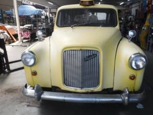 Image 14/40 of Austin FX 4 London Taxi (1970)