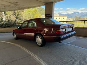 Image 14/50 of Mercedes-Benz E 200 (1993)