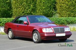 Bild 10/50 von Mercedes-Benz E 200 (1994)
