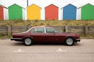 Image 38/50 of Daimler Double Six (1983)