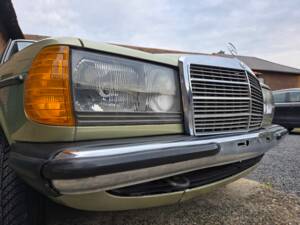 Image 41/73 of Mercedes-Benz 230 E (1985)