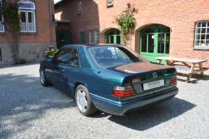 Immagine 4/15 di Mercedes-Benz E 220 (1996)