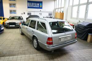 Image 6/36 de Mercedes-Benz E 220 T (1993)
