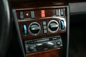 Imagen 16/30 de Mercedes-Benz 300 CE-24 (1993)