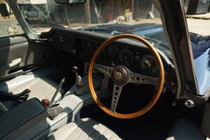 Image 22/35 de Jaguar E-Type (1968)