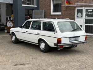 Image 9/66 of Mercedes-Benz 200 T (1984)