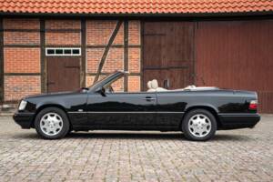 Image 12/83 de Mercedes-Benz E 220 (1996)