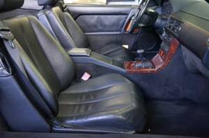 Image 18/38 of Mercedes-Benz 500 SL (1991)