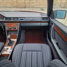 Immagine 25/162 di Mercedes-Benz 230 CE (1989)