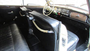 Image 16/19 of BMW 502 Baur (1954)