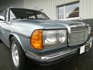 Image 17/21 of Mercedes-Benz 280 TE (1984)
