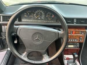 Image 15/47 of Mercedes-Benz 300 CE-24 (1992)