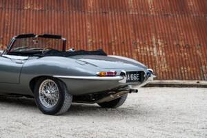 Image 18/34 de Jaguar E-Type (1968)
