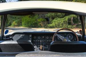 Image 14/40 de Jaguar Type E 4.2 (1966)