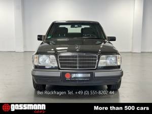 Afbeelding 2/15 van Mercedes-Benz E 280 Unikat (1994)