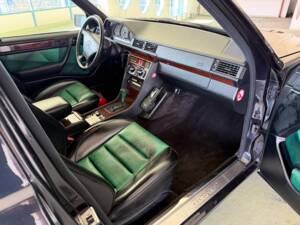 Image 15/25 of Mercedes-Benz E 500 Limited (1994)