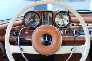 Image 22/32 of Mercedes-Benz 250 SE (1967)