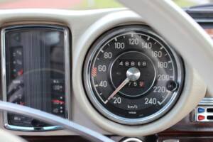 Image 16/27 de Mercedes-Benz 280 SE 3,5 (1971)