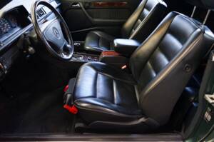 Image 20/38 of Mercedes-Benz 300 CE-24 (1992)