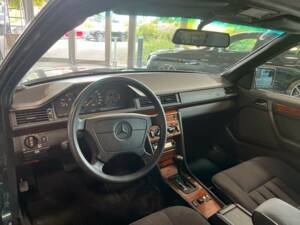 Bild 7/21 von Mercedes-Benz E 200 (1996)