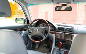 Image 33/55 of BMW 740i (1997)