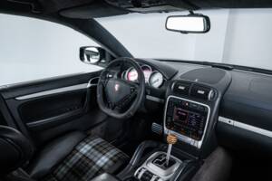 Bild 15/38 von Porsche Cayenne Turbo (2007)