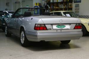 Immagine 6/43 di Mercedes-Benz E 200 (1994)