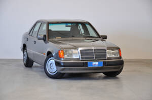 Image 1/25 de Mercedes-Benz 200 E (1992)