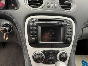 Image 22/29 of Mercedes-Benz SL 55 AMG (2004)