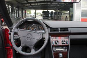 Bild 9/14 von Mercedes-Benz E 220 (1994)