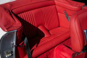 Image 18/38 of Aston Martin DB 6 Mk II Volante (1970)