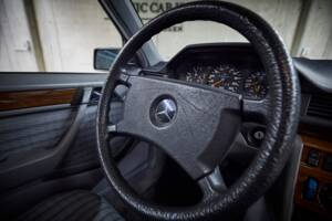 Image 94/100 of Mercedes-Benz 230 TE (1990)