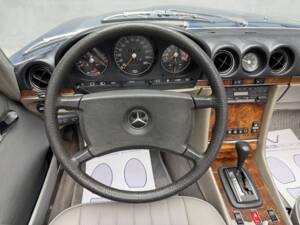 Image 19/23 of Mercedes-Benz 380 SL (1984)