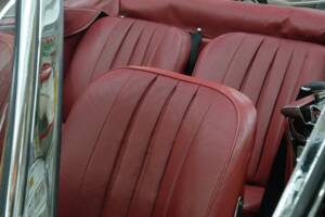 Image 31/50 of Mercedes-Benz 220 SE b (1963)