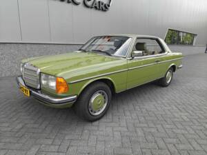 Immagine 9/50 di Mercedes-Benz 230 CE (1982)