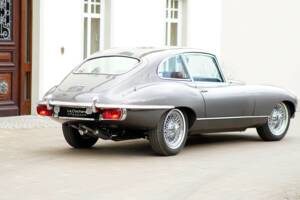 Image 3/25 de Jaguar E-Type (1969)