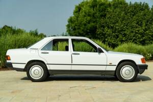Image 4/45 of Mercedes-Benz 190 E (1987)