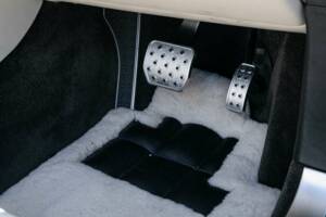 Image 16/38 of Bentley Continental GTC V8 (2013)