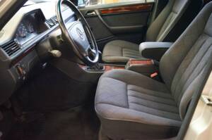Image 22/33 of Mercedes-Benz E 300 Diesel (1994)