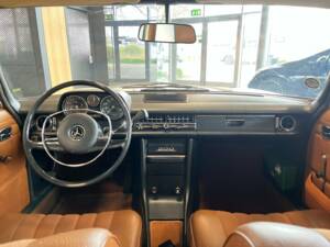 Image 7/21 of Mercedes-Benz 200 (1972)