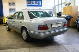 Image 8/33 of Mercedes-Benz E 300 Diesel (1994)