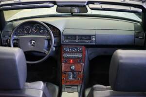 Image 12/38 of Mercedes-Benz 500 SL (1991)